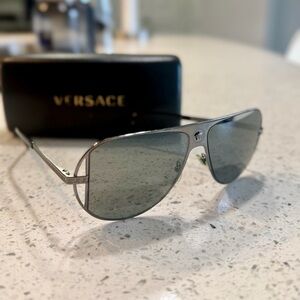 Unisex Versace Silver Aviator Sunglasses.

MOD. 2212

Used - good condition